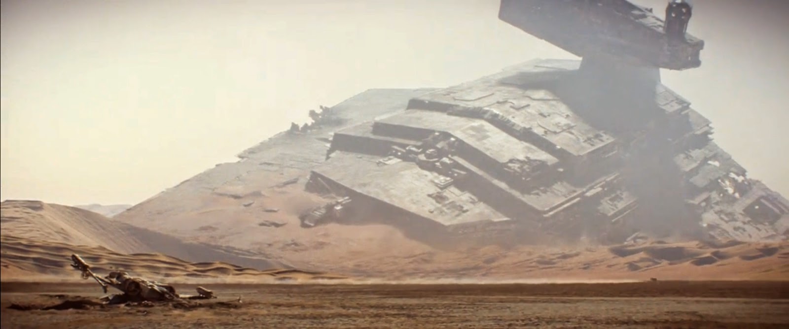 Star Wars VII-Force Awakens-Teaser 2-Star Destroyer Jakku.jpg